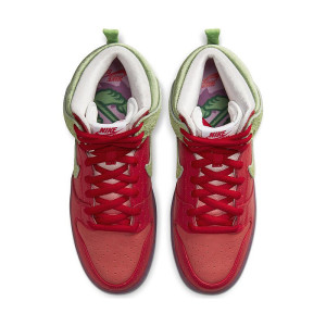 Nike SB Dunk Strawberry Cough 2